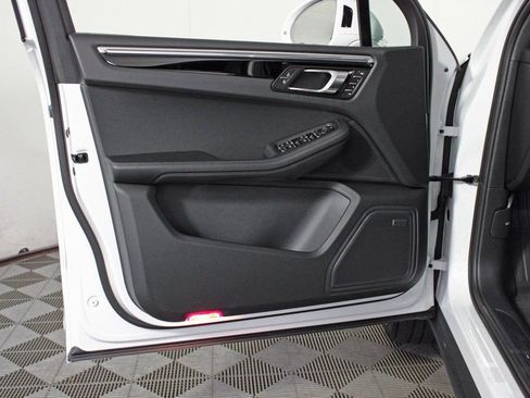 Certified 2026 Porsche Macan image 15