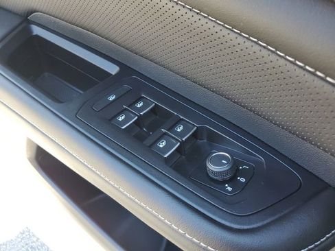 Used 2025 Volkswagen Atlas Cross Sport SEL image 30