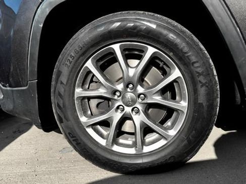 Used 2018 Jeep Cherokee Latitude Plus AWD/4WD image 54