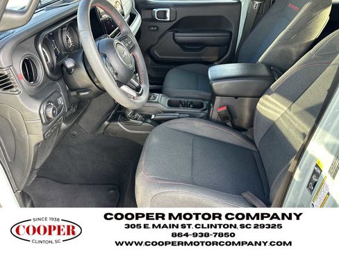 Used 2024 Jeep Wrangler Unlimited Rubicon w/ Technology Group image 9