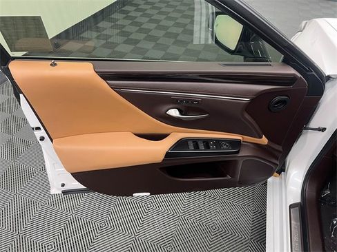 Used 2019 Lexus ES 300h image 9