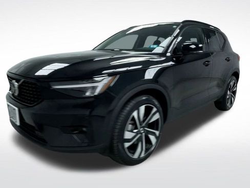 Used 2025 Volvo XC40 B5 Plus AWD/4WD image 19