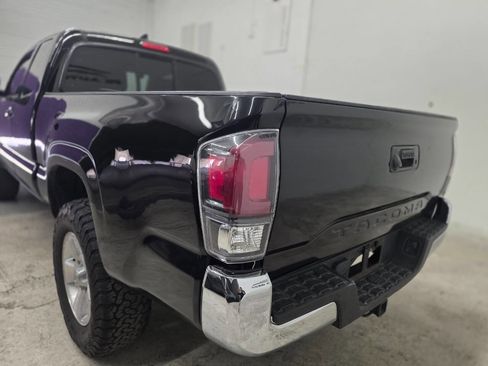 Used 2018 Toyota Tacoma SR5 image 10