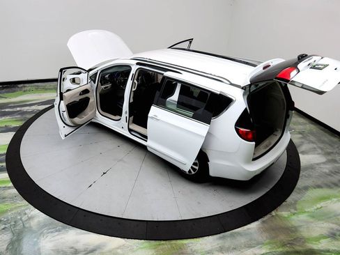 Used 2020 Chrysler Pacifica Touring-L Plus FWD image 40