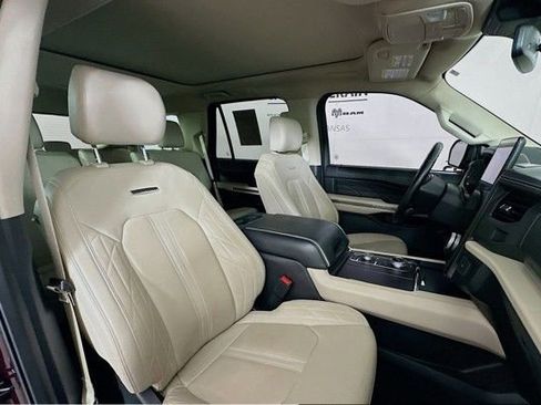 Used 2023 Ford Expedition Platinum image 2