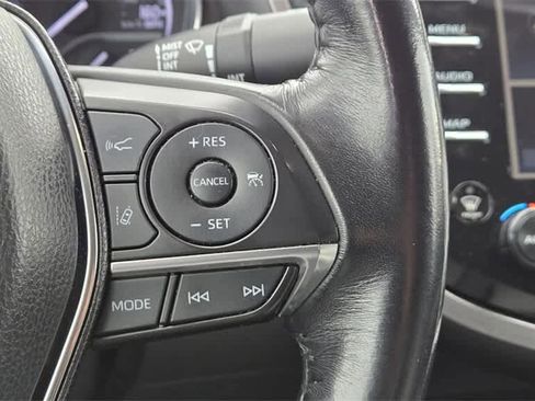 Used 2020 Toyota Camry XLE image 11