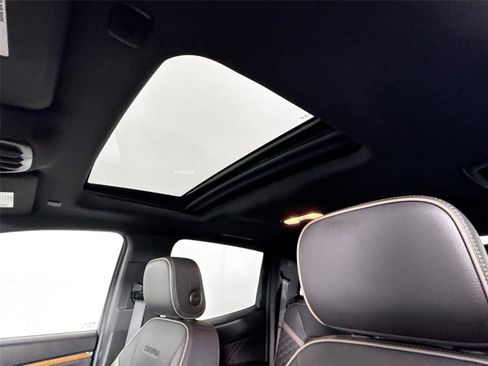 Used 2023 GMC Canyon Denali image 6