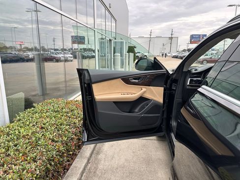 Used 2019 Audi Q8 Prestige w/ Luxury Package image 9