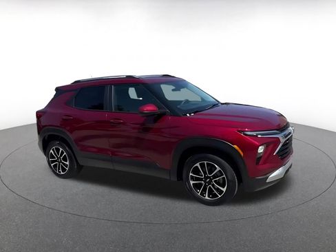 Used 2025 Chevrolet TrailBlazer LT FWD image 2