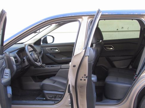 Used 2024 Nissan Rogue Platinum w/ Platinum Premium Package image 13