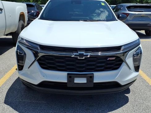 Used 2025 Chevrolet Trax RS w/ Sunroof Package FWD image 2