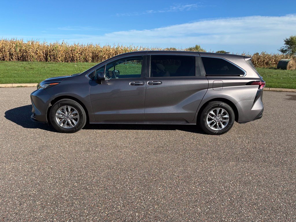 Used 2022 Toyota Sienna LE FWD image 5
