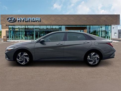 Used 2025 Hyundai Elantra Sport FWD image 3