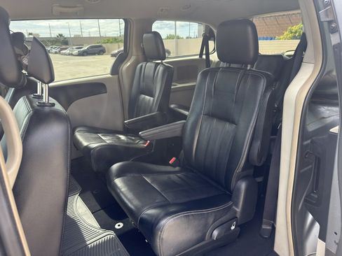 Used 2015 Chrysler Town & Country Touring FWD image 9
