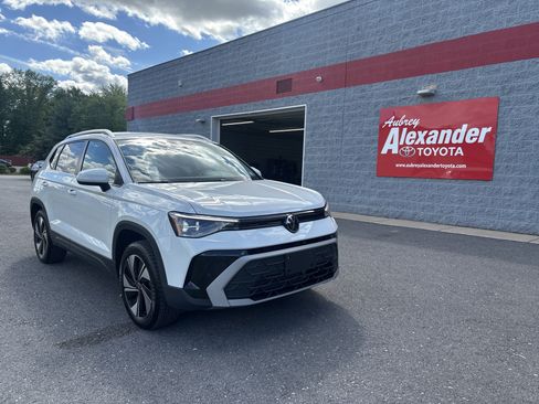 Used 2025 Volkswagen Taos SE AWD/4WD image 1