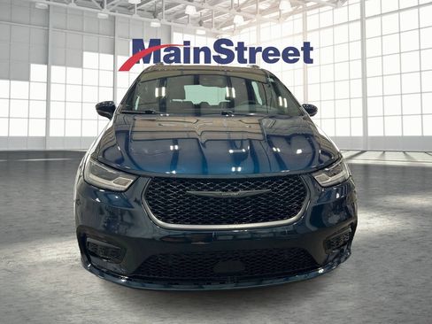 Used 2023 Chrysler Pacifica Touring-L w/ S Appearance Package AWD/4WD image 8