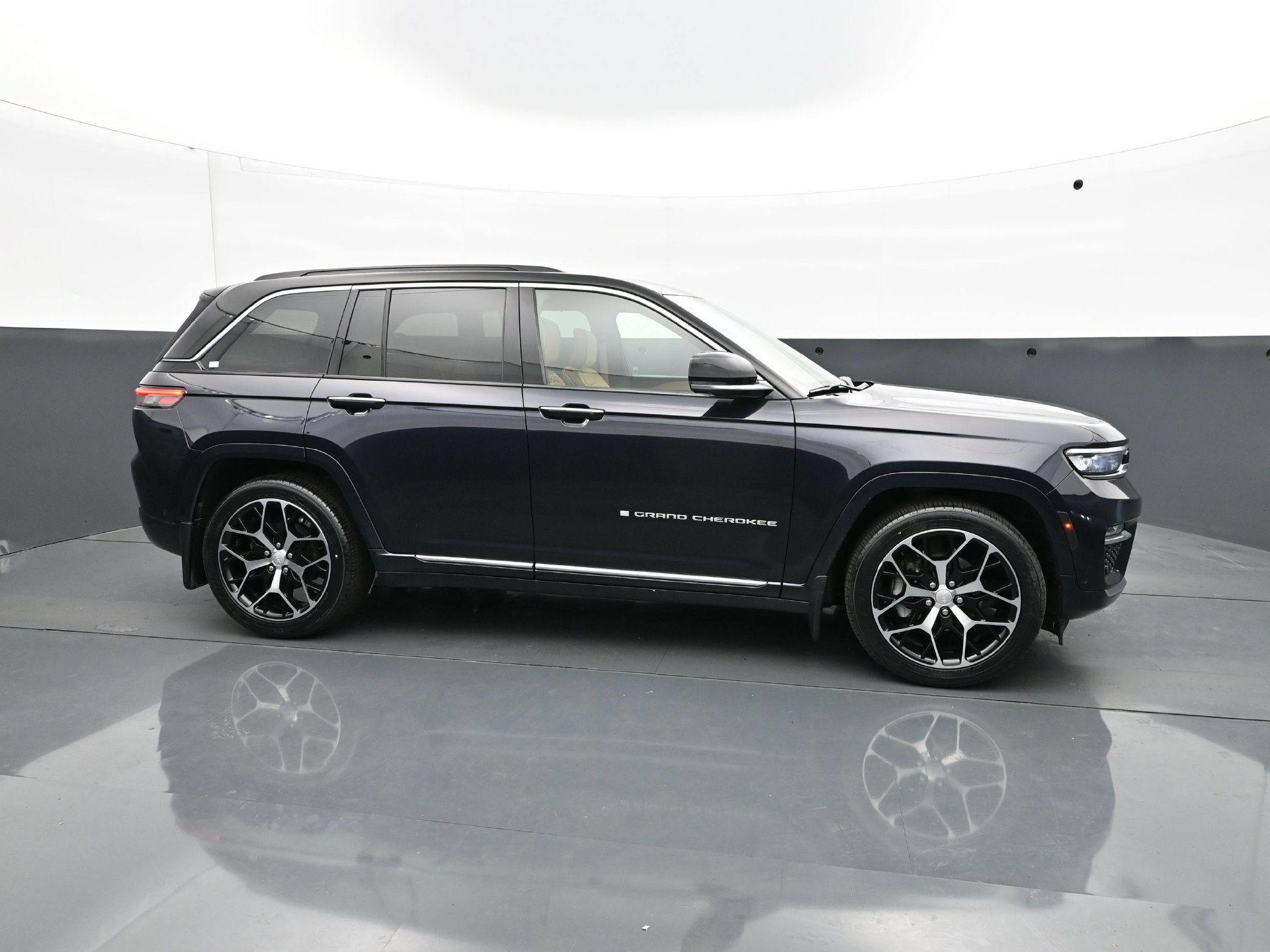 Used 2024 Jeep Grand Cherokee Summit AWD/4WD image 8