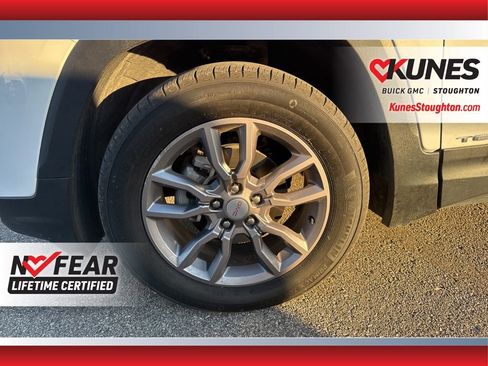 Used 2024 GMC Terrain SLT image 16