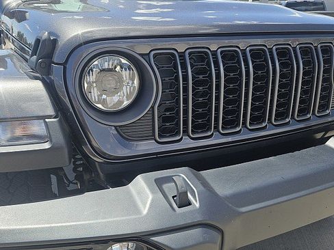 Used 2025 Jeep Gladiator Sport AWD/4WD image 3