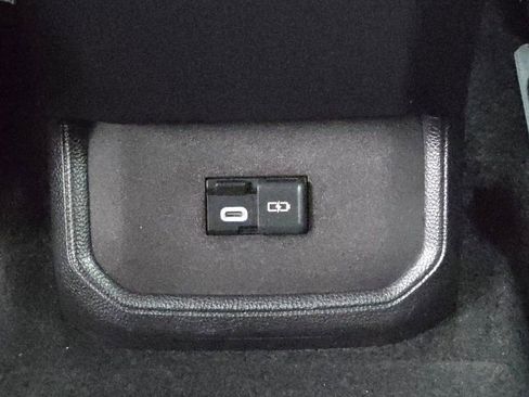 Used 2024 Toyota Highlander LE image 17