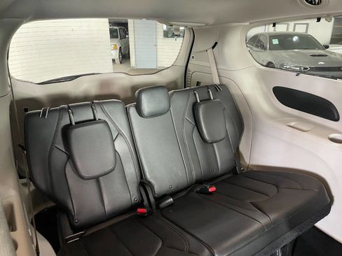 Used 2018 Chrysler Pacifica Touring-L image 26
