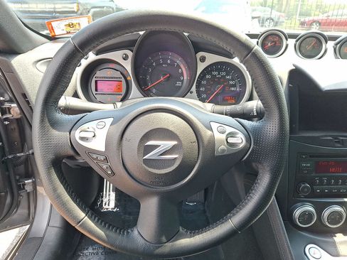 Used 2017 Nissan 370Z Coupe RWD image 17
