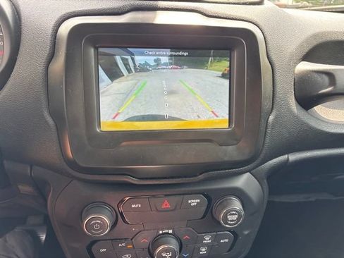 Used 2018 Jeep Renegade Latitude FWD image 18