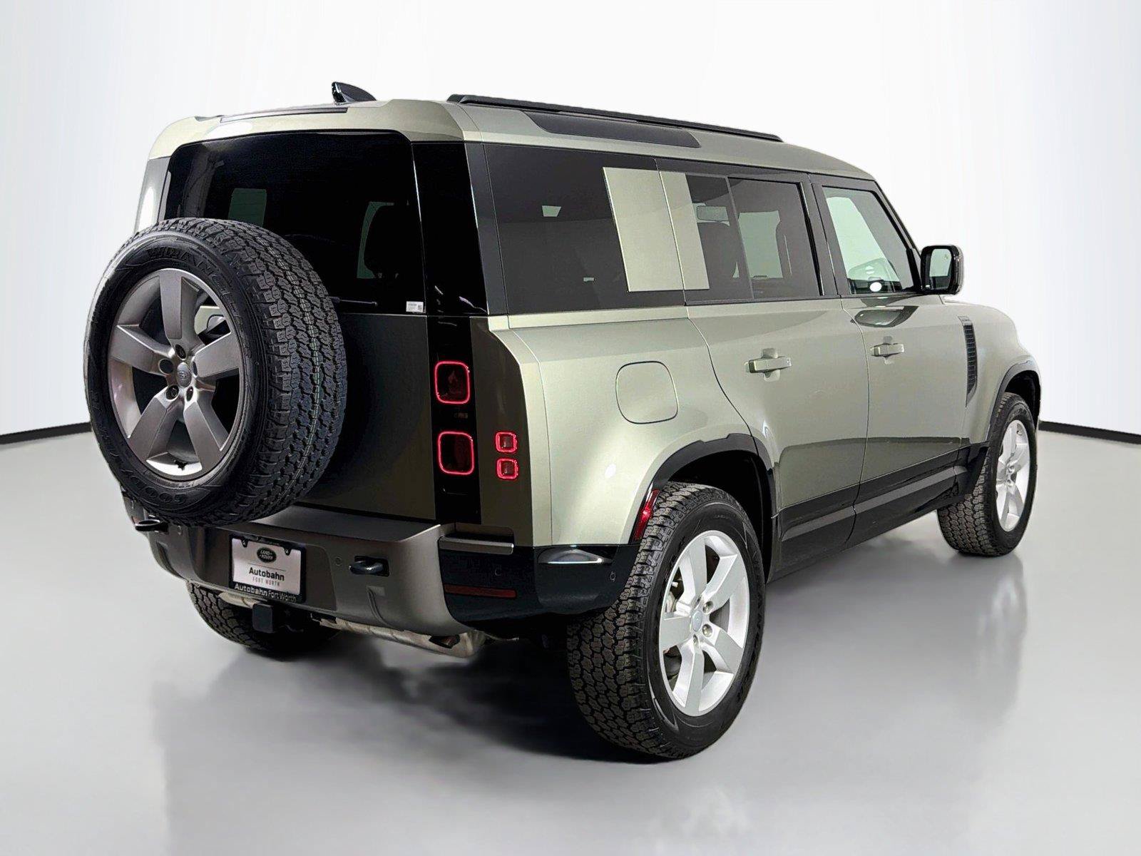 Certified 2025 Land Rover Defender 110 X-Dynamic SE AWD/4WD image 5