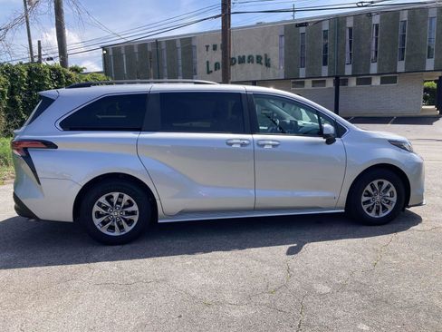 Used 2021 Toyota Sienna XLE w/ XLE Plus Package FWD image 2