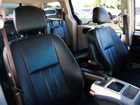 Used 2014 Chrysler Town & Country Touring FWD image 16