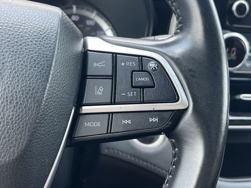 Used 2024 Toyota Highlander LE AWD/4WD image 28