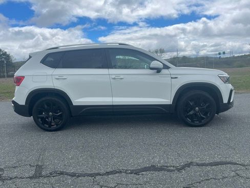 Used 2023 Volkswagen Taos SE w/ Panoramic Sunroof Package AWD/4WD image 5