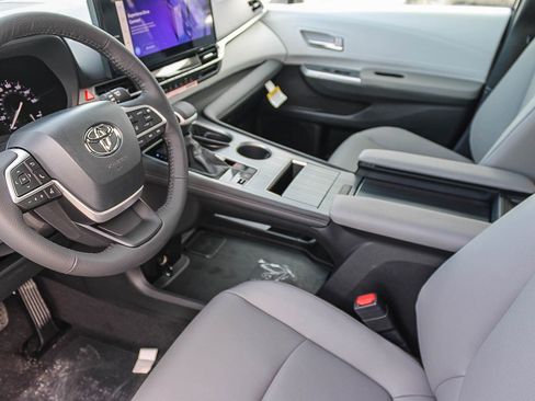 New 2026 Toyota Sienna XLE image 19