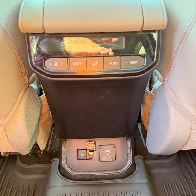 Used 2021 Toyota Highlander Limited AWD/4WD image 16