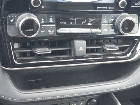 Used 2022 Toyota Highlander XLE image 24