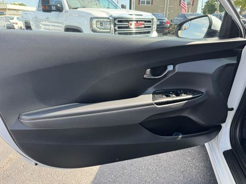 Used 2020 Hyundai Veloster 2.0 FWD image 9