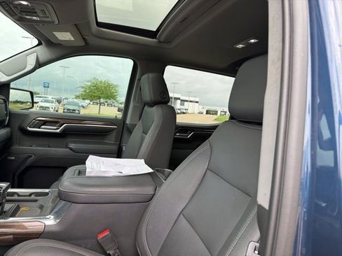 Used 2022 Chevrolet Silverado 1500 LT Trail Boss w/ Convenience Package II image 11