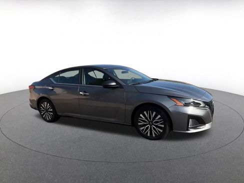 Used 2025 Nissan Altima 2.5 SV FWD image 2