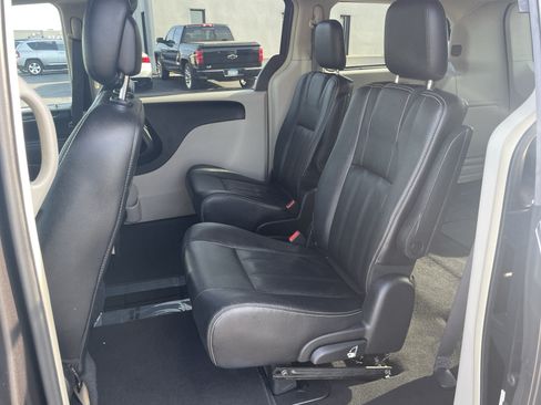 Used 2016 Chrysler Town & Country Touring FWD image 25