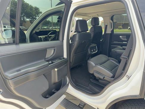 Used 2025 Ford Expedition Platinum AWD/4WD image 9