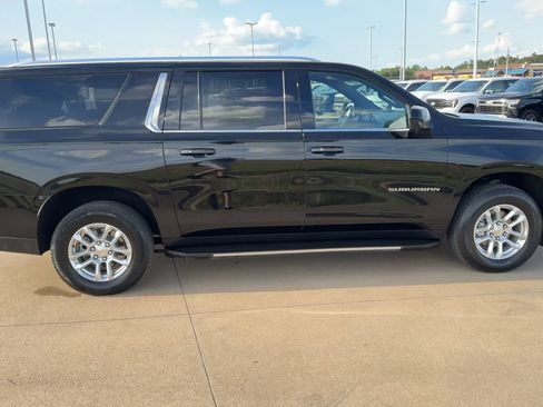 Used 2025 Chevrolet Suburban LT AWD/4WD image 2