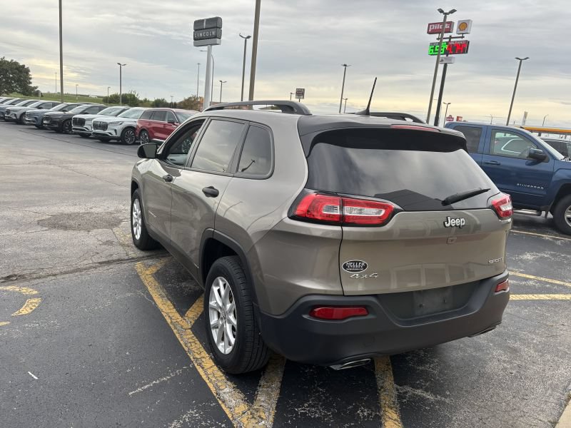 Used 2017 Jeep Cherokee Sport w/ Cold Weather Group AWD/4WD image 3
