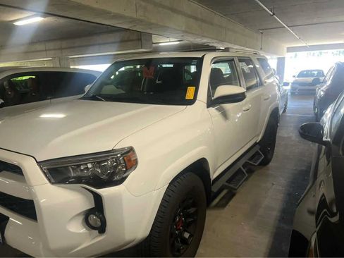 Used 2018 Toyota 4Runner SR5 AWD/4WD image 1