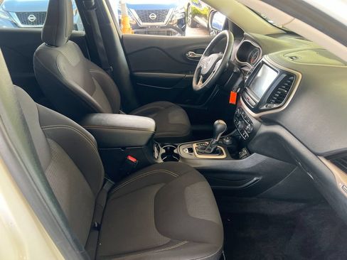 Used 2016 Jeep Cherokee Latitude w/ Cold Weather Group AWD/4WD image 19