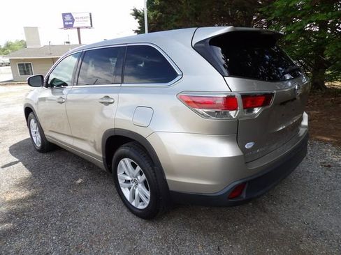 Used 2016 Toyota Highlander LE AWD/4WD image 3