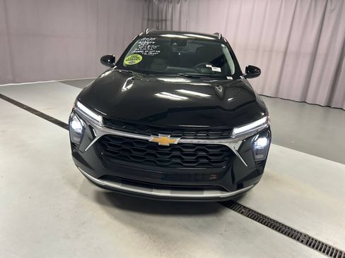 Used 2025 Chevrolet Trax LT FWD image 2