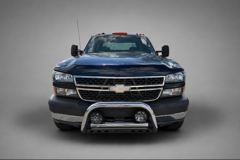 Used 2005 Chevrolet Silverado 2500 LT w/ Heavy-Duty Power Package AWD/4WD image 3