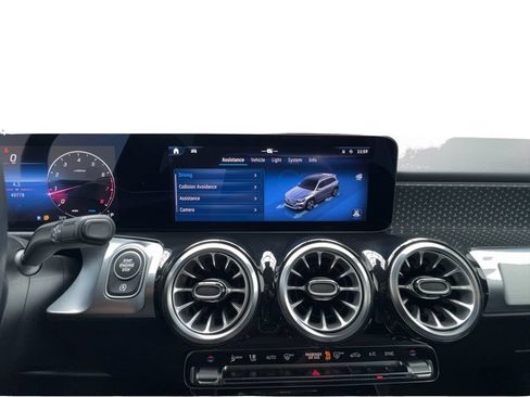 Used 2025 Mercedes-Benz GLB 250 4MATIC image 46