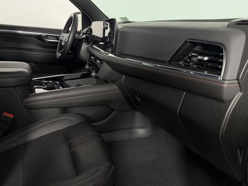 Used 2025 Chevrolet Suburban RST image 33