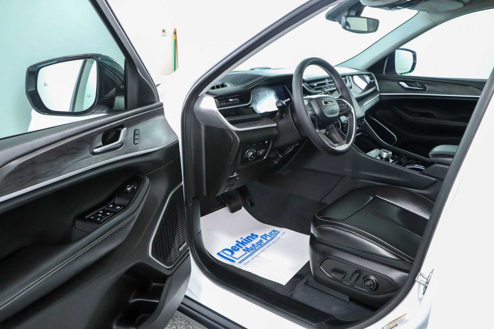 Used 2023 Jeep Grand Cherokee 4WD 4xe image 3